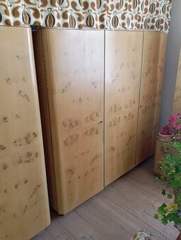 Skříně, postel, noční stolek