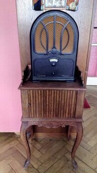 Staré funkční rádio Telefunken 270 po opravně u odborníka.