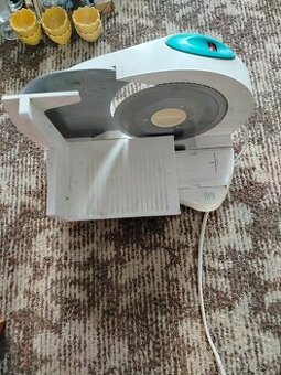 Elektrický kráječ na pečivo, uzeniny a síry