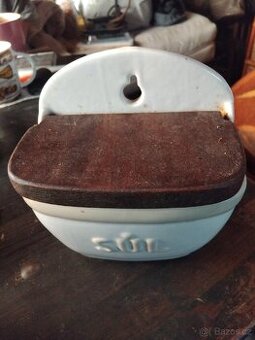 Porcelánová dóza na sůl