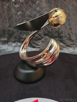 Harry Potter – soška Zlatonka na podstavci  "Golden Snitch