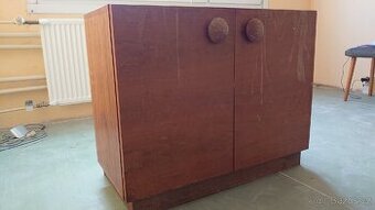 Dřevěná skříňka