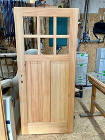 Modřínové dveře.