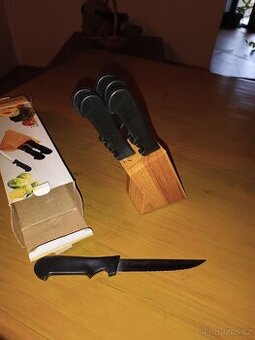 Sada stejkovych nožů v dřevěném stojánku