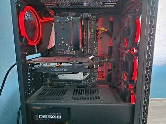 Stolní PC + 2x monitor