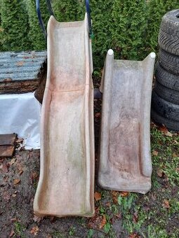 Dvě dětské skluzavky