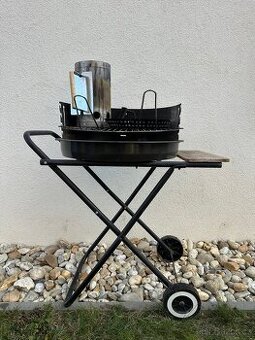 Gril se zapalovacím komínkem a příslušenstvím