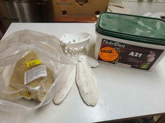 Příkrm pro papoušky,sepiová kost,budky