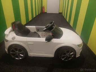 Elektrické auto Audi TT. Vysílačka. Nová baterie.