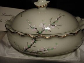 Prodám krásnou porcelán.dvoudílnou soupravu