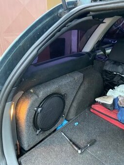 Bedna sumbofer a zesilovač Škoda oktavia 1