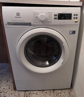 Pračka Electrolux perfectcare 600 6kg úzká