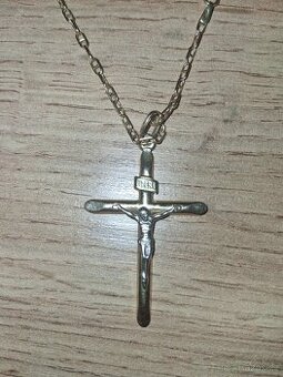 Zlatý řetízek s křížkem