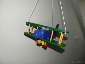 DŘEVĚNÝ LUSTR LETADLO