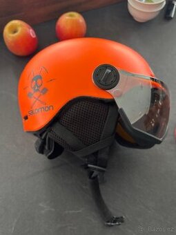 lyžarská helma