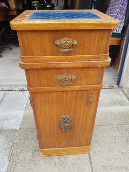 starozitny nocni stolek