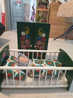 Panenka s postýlku skříní a oblečením