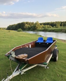 Rybářská pramice v ceně i motor
