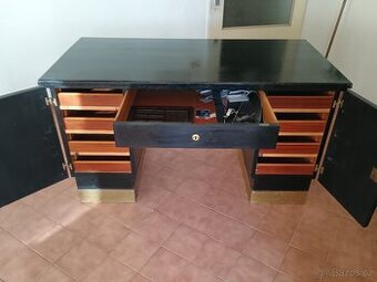 Starý úřednický psací stůl