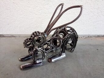 Kovová socha - Zajíc (prodej/pronájem)