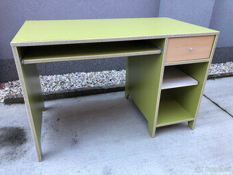 Dětský psací stůl. Studentský PC pracovní stůl. zelený pěkný