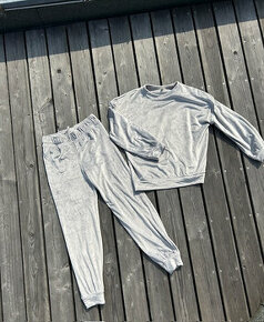 Přizpůsobitelné velurové pyžamo s puntíky