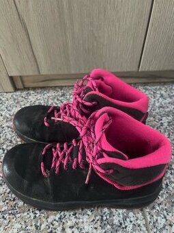 Kotníkové turistické dívčí boty zn. Nike vel. 36