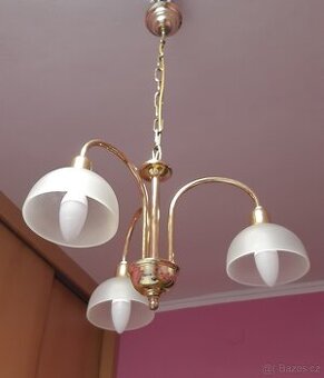 Lustr se skleněnými stínidly