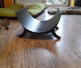 Stojan na dřevo ke krbu