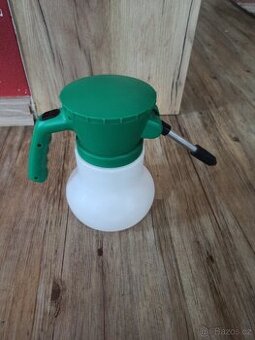 Tlakový postřikovač aku