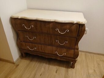 Komoda s patinou