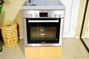 Nerezový vestavný sporák Bosch HEB73D352, vyjížděcí dveře