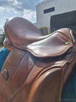 Drezurní sedlo s podbřišníkem