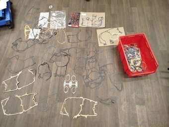 Úklid dílny- velké množství těsnění Jawa, ČZ, Ogar