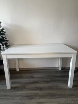 Jídelní rozkládací stůl