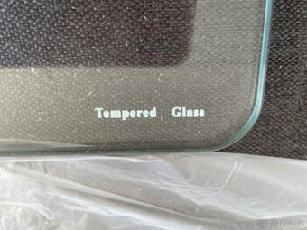 Stolek se skleněnou deskou k sedačce. Konferenční.