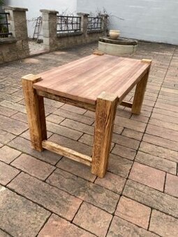 Masivní dřevěný stůl drásaný s deskou z ořechu