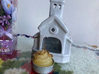 Keramický svícen Kostel – ruční práce + svíčky jako dárek