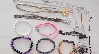 Mix šperků – náramky, řetízky, přívěsky