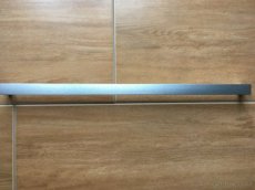 Kovový nábytkový úchyt broušený nikl