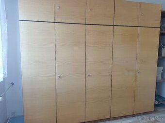 Skříň,toaletka, noční stolek,postele