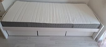 Postel s úložnými prostory