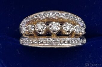 Masivní zlatý prsten s přírodními diamanty.