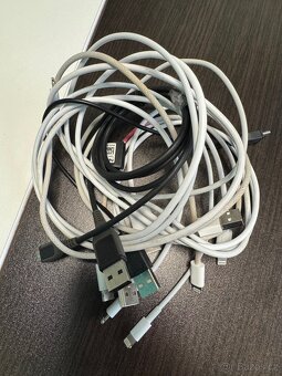 7x kabel USB-A, USB-C, Lightning, Micro USB