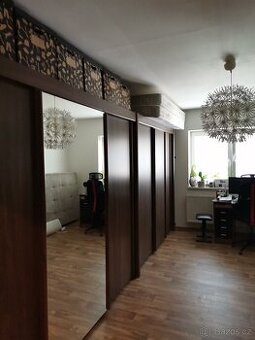 velkou hezkou posuvnou skříň Imperial hnědá ořech