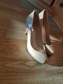 Béžové lakové lodičky Guess 38