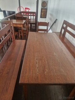Stoly, židle a lavice z restaurace