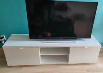 Stolek pod televizi