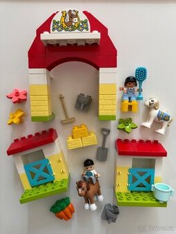 Lego Duplo set s hřebčínem a koníky