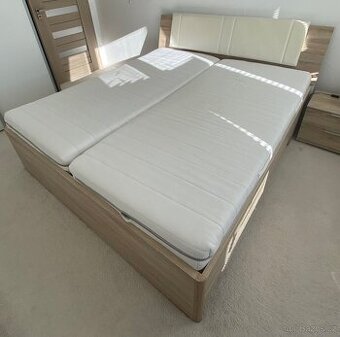 Manželská postel s matracemi a rošty